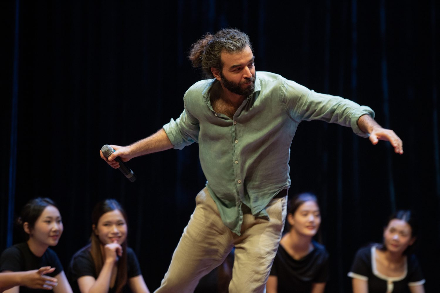 Federico Brugnone in scena durante un laboratorio internazionale