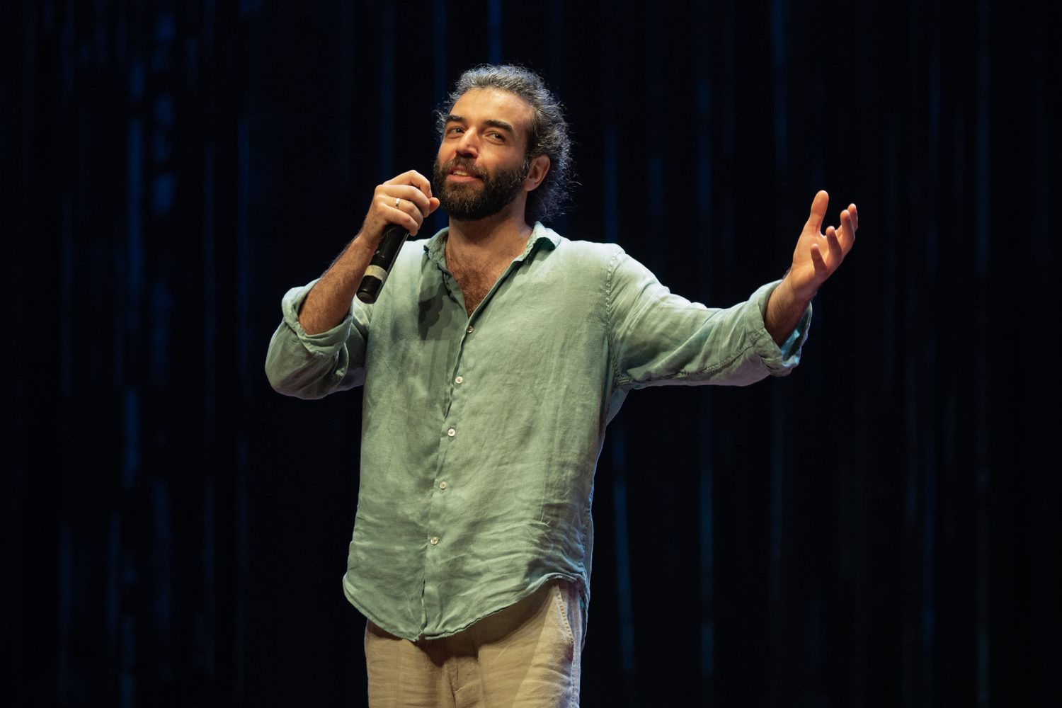 Federico Brugnone durante un laboratorio di recitazione